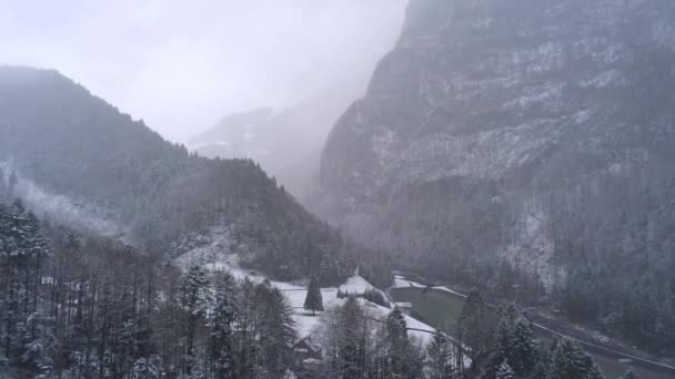 Let údolím ve švýcarských horách za zamlženého zimního dne — Stock video