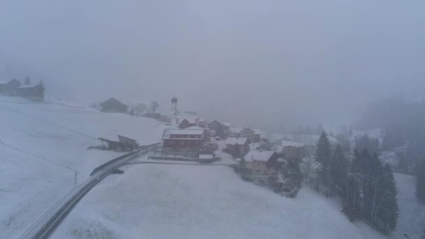 Dichter Nebel über einem Schweizer Bergdorf — Stockvideo