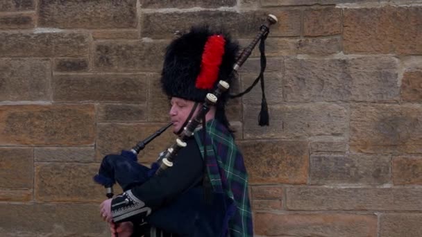 Bagpipe musician in the streets of Edinburgh - EDINBURGH, SCOTLAND - JANUARY 10, 2020 — Stockvideo