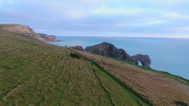 Durdle Door en la costa jurásica de Inglaterra - vista aérea — Vídeos de Stock