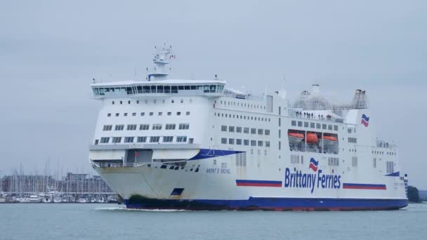 Britanny Ferries at Portsmouth - PORTSMOUTH, ENGLAND - DECEMBER 29, 2019 — ストック動画