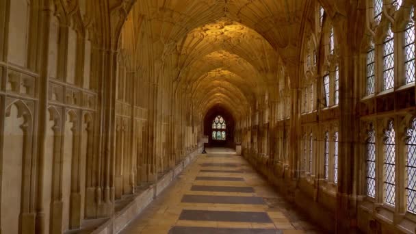 Famosa Cattedrale di Gloucester in Inghilterra - GLOUCESTER, INGHILTERRA - 1 GENNAIO 2019 — Video Stock