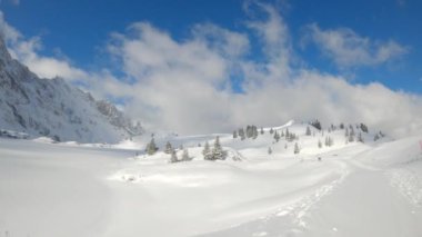 Karla kaplı Alpler 'deki kış manzarasının inanılmaz hızlandırılmış görüntüleri.