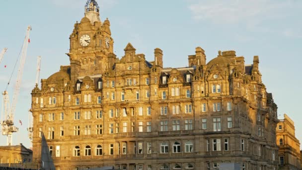 Famoso Balmoral Hotel en Edimburgo al atardecer — Vídeo de stock