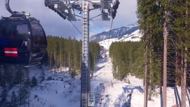 Montar en un teleférico en los Alpes en un día de invierno - ENGELBERG, SWISS ALPS - FEBRERO 5. 2020 — Vídeos de Stock
