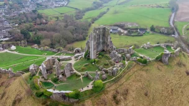 Zbor în jurul Castelului Corfe în Anglia - vedere aeriană — Videoclip de stoc