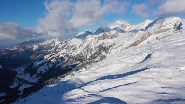 Area ski terkenal di Pegunungan Alpen Swiss bernama Frutt Melchsee di Swiss — Stok Video