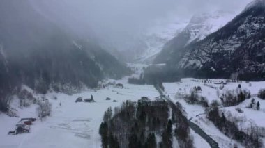 Alplerdeki harika karlı kış manzarası - hava manzarası - hava görüntüsü