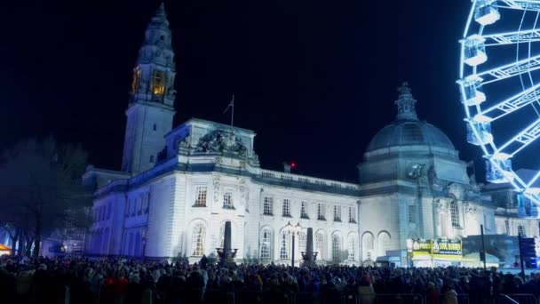 Paesaggi urbani di Cardiff Galles di notte - CARDIFF, WALES - 31 DICEMBRE 2019 — Video Stock