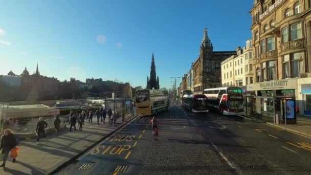 Cityscapes of Edinburgh - driving on Princes street - Edynburg, Wielka Brytania - 11 stycznia 2020 — Wideo stockowe