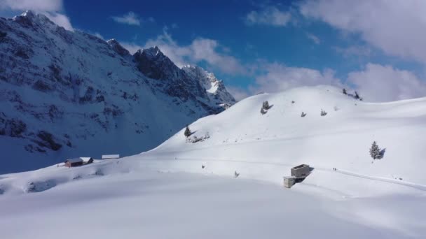 Alplerdeki kış gölü karla kaplıydı. İnsansız hava aracı görüntüleri. — Stok video