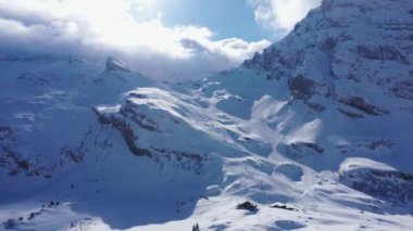 Alplerdeki harika karlı kış manzarası - hava manzarası - hava görüntüsü