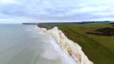İngiliz sahilindeki beyaz kayalıklar - hava görüntüsü