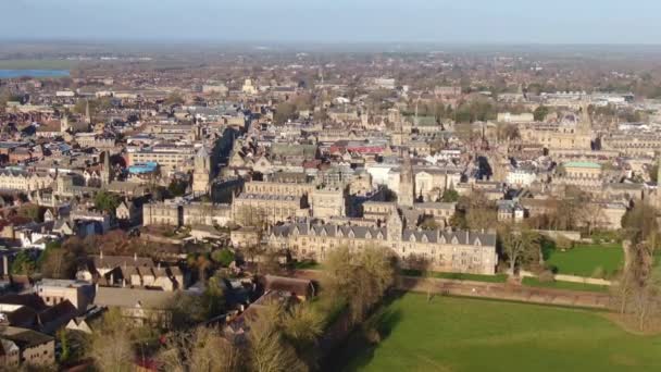 Oxford Christ Church Üniversitesi Üzerinde Uçuş Hava Görüntüleri — Stok video