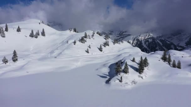 スイスのTitlis Engelbergと呼ばれるスイスアルプスの有名なスキー場 — ストック動画