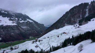 Alplerdeki harika karlı kış manzarası - hava manzarası - hava görüntüsü