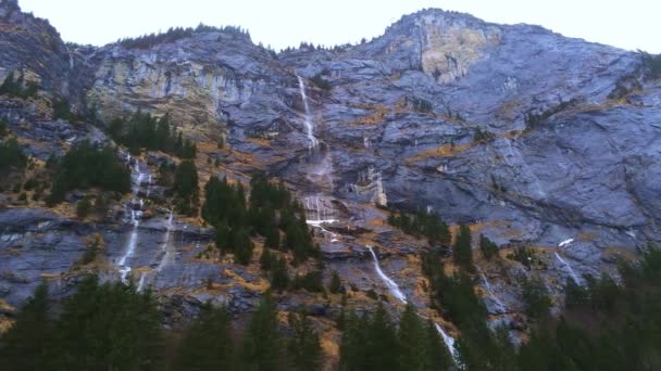 Kleine Wasserfälle Auf Den Bergen Der Schweizer Alpen — Stockvideo