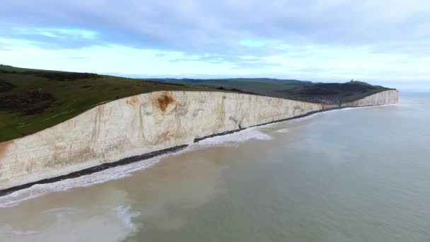 在英国海岸上空的白色悬崖上飞行 — 图库视频影像