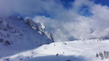 Kışın karlı dağların üzerinden uçmak - harika İsviçre Alpleri - hava görüntüleri
