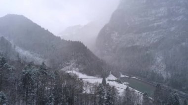 Sisteki İsviçre Alpleri - sisli bir günde İHA uçuşu  