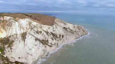 İngiliz Güney Sahili 'nin beyaz uçurumlarının üzerinden uçuyoruz.