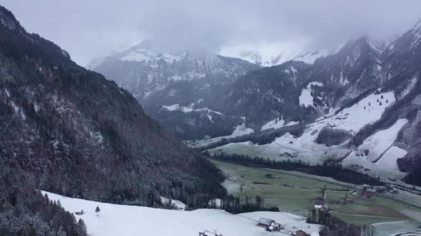 Wspaniały Śnieżny Krajobraz Zimowy Alpach Widok Lotu Ptaka Zdjęcia Lotnicze — Wideo stockowe