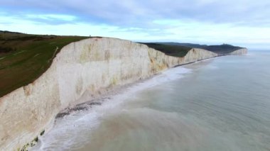 İngiliz sahilindeki beyaz kayalıklar - hava görüntüsü