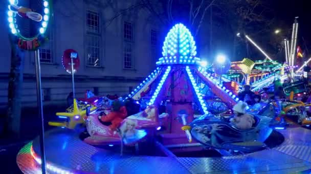 Carruseles Feria Atracciones Por Noche Cardiff Reino Unido Diciembre 2019 — Vídeo de stock