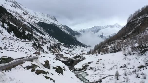 Vuelo Sobre Valles Nevados Montañas Invierno Imágenes Aéreas — Vídeo de stock