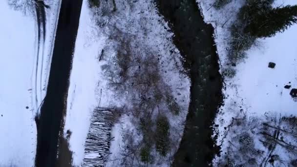 Drone Vlucht Een Besneeuwd Winterlandschap Een Winterse Dag Luchtbeelden — Stockvideo