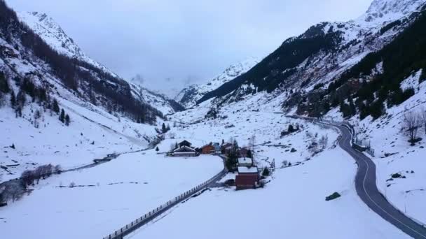 Voo Sobre Montanhas Cobertas Neve Nos Alpes Suíços Dia Inverno — Vídeo de Stock