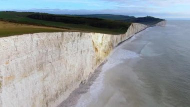 İngiliz kıyılarındaki beyaz kayalıkların üzerinden uçmak - hava görüntüsü