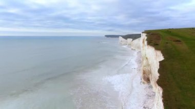 İngiliz sahilindeki beyaz kayalıklar - hava görüntüsü