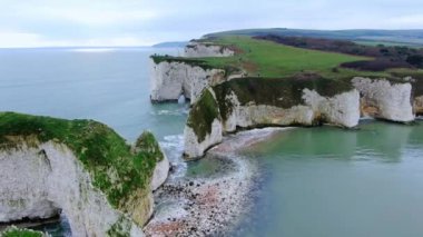 İngiltere 'deki Old Harry Rocks üzerinde muhteşem bir hava manzarası.