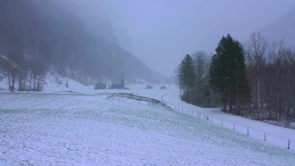 Let Přes Zasněžené Hory Švýcarských Alpách Zimního Dne Letecké Záběry — Stock video