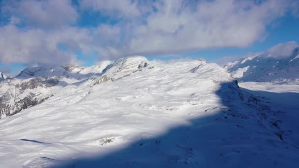Vlucht Besneeuwde Bergen Winter Prachtige Zwitserse Alpen Luchtfoto — Stockvideo