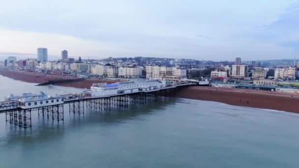 英国布莱顿码头和海滩上空惊人的空中景观 无人驾驶飞机镜头 — 图库视频影像
