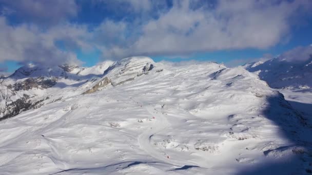 Voo Sobre Montanhas Cobertas Neve Nos Alpes Suíços Dia Inverno — Vídeo de Stock