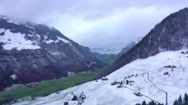 Kışın karlı dağların üzerinden uçmak - harika İsviçre Alpleri - hava görüntüleri