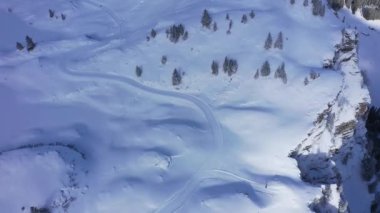 Dağları kaplayan kar- Alplerde kış günü- hava görüntüsü