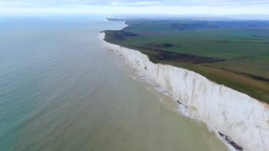 İngiliz sahilindeki beyaz kayalıklar - hava görüntüsü