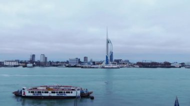 Portsmouth Limanı İngiltere ve ünlü Spinnaker Kulesi - hava görüntüsü