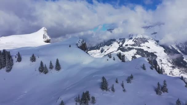 Flyg Över Snöiga Berg Vintern Underbara Schweiziska Alperna Flygbilder — Stockvideo