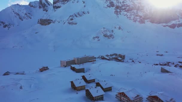 Volo Sulle Montagne Innevate Delle Alpi Svizzere Giorno Inverno Riprese — Video Stock