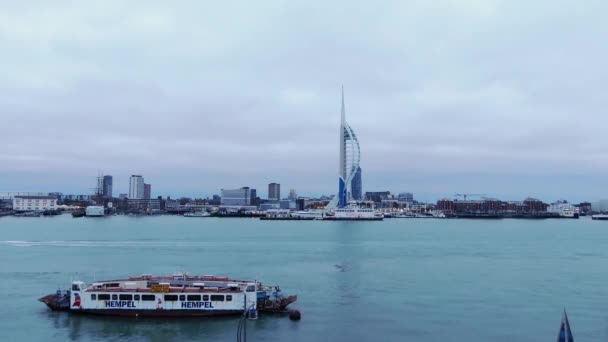 Hamnen Portsmouth England Med Berömda Spinnaker Tower Flygbilder — Stockvideo