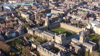 Oxford ve Christ Church Üniversitesi üzerinde uçuş - hava görüntüleri