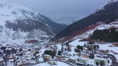 Kışın İsviçre Alpleri - harika kar dağları üzerinde uçar - hava görüntüleri