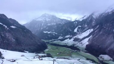 Kışın İsviçre 'de güzel Engelberg Vadisi - hava aracı uçuşu - hava görüntüsü