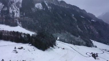 Alplerdeki harika karlı kış manzarası - hava manzarası - hava görüntüsü