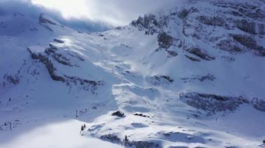 İsviçre Alpleri 'ndeki ünlü kayak alanı İsviçre' deki Titlis Engelberg, hava görüntüleri.
